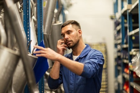 Mécanicien automobile au téléphone tout en travaillant